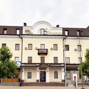 вхід готель Умань